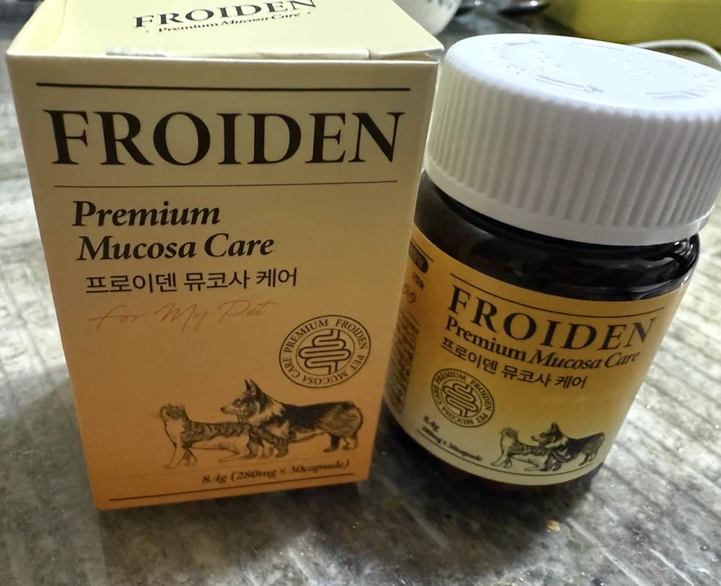 대리석 무늬 식탁 위 뮤코사케어 노란 상자와 갈색 통