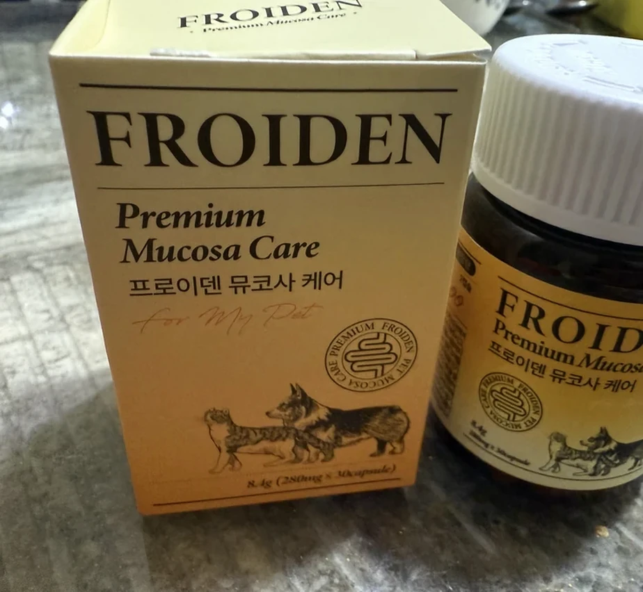 식탁 위 뮤코사케어 노란 상자와 옆의 갈색 통 일부